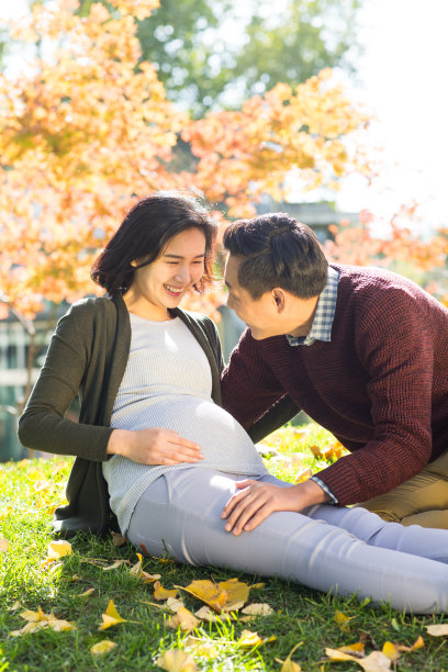 丈夫陪着怀孕的妻子在户外图片下载