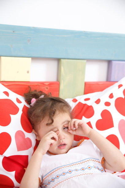 可爱的小女孩在卧室玩耍图片下载