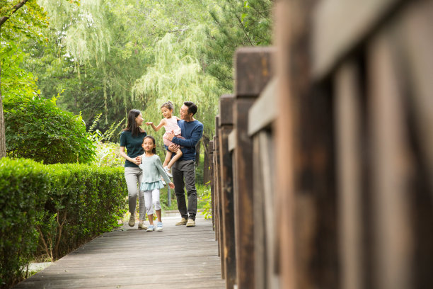 幸福家庭在户外散步图片下载