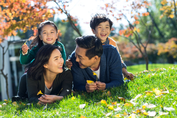 幸福家庭在户外素材图片