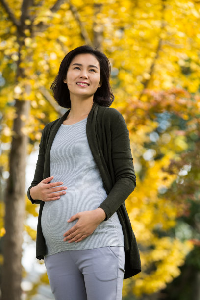 年轻的孕妇在户外图片下载