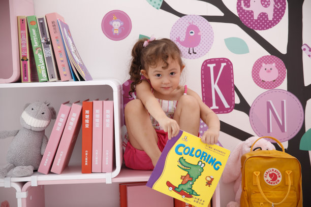 可爱的小女孩在学习图片下载