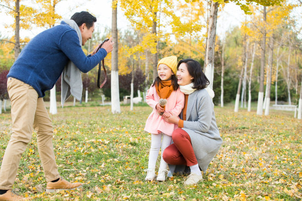 幸福家庭在户外玩耍图片下载