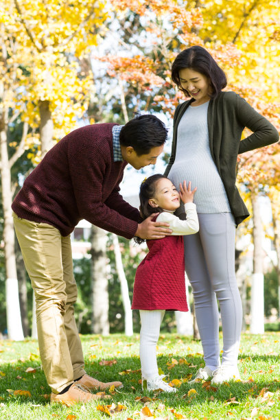 幸福家庭在户外玩耍图片下载