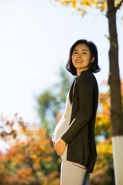 年轻的孕妇在户外图片下载