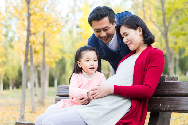 幸福家庭在户外玩耍图片下载