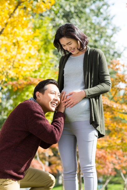 丈夫陪着怀孕的妻子在户外图片下载