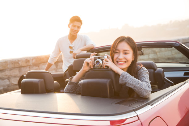 青年男女开车出去旅行图片下载