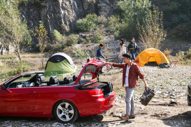 青年男女露营图片下载