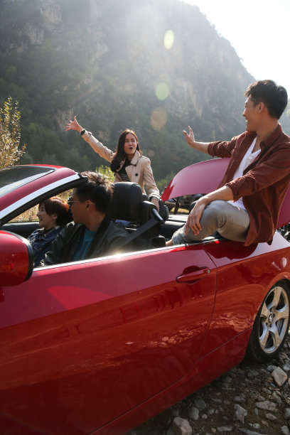 青年男女自驾游图片下载