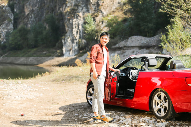 青年男人自驾游图片下载