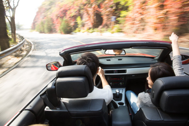 青年男女开车出去旅行图片下载