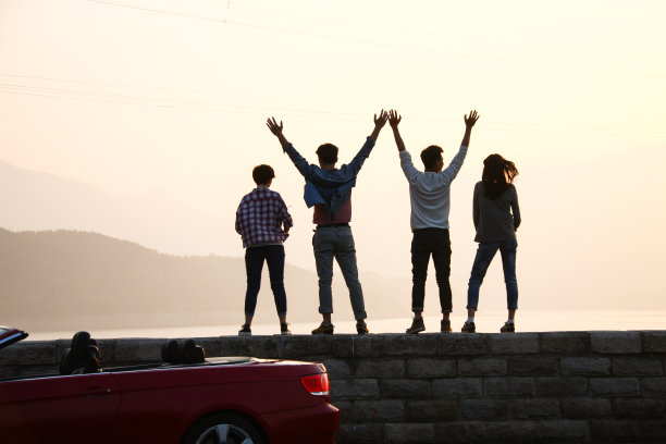 青年男女自驾游图片下载