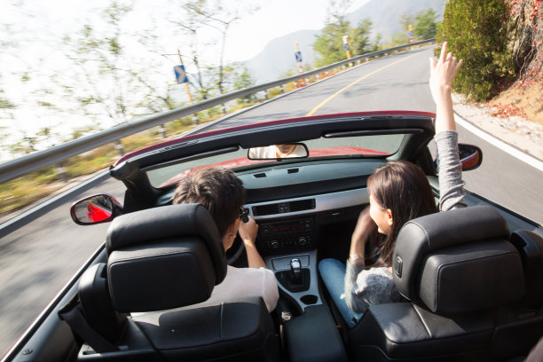 青年男女开车出去旅行图片下载