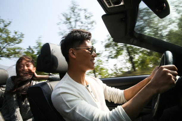 青年男女开车出去旅行图片下载