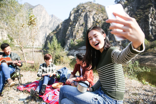 青年男女在山里露营图片下载