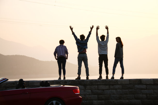 青年男女自驾游图片下载