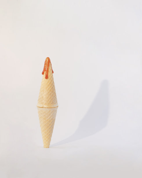 冰淇淋蛋筒静止在白色背景上形成阴影图片下载