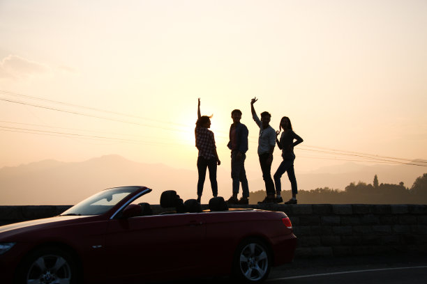 青年男女自驾游图片下载