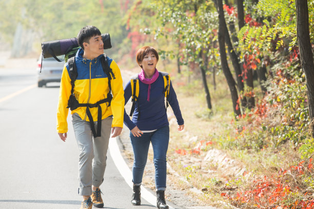 青年男女登山图片下载