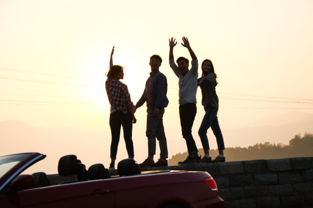 青年男女自驾游图片下载