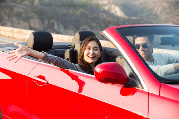 青年男女开车出去旅行图片下载