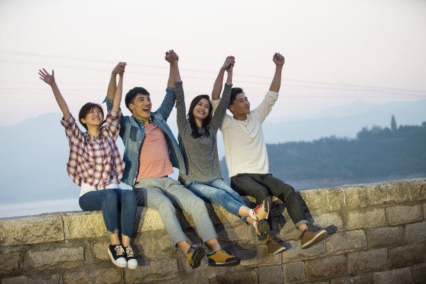 青年男女自驾游图片下载