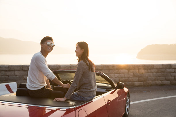 青年男女开车出去旅行图片下载