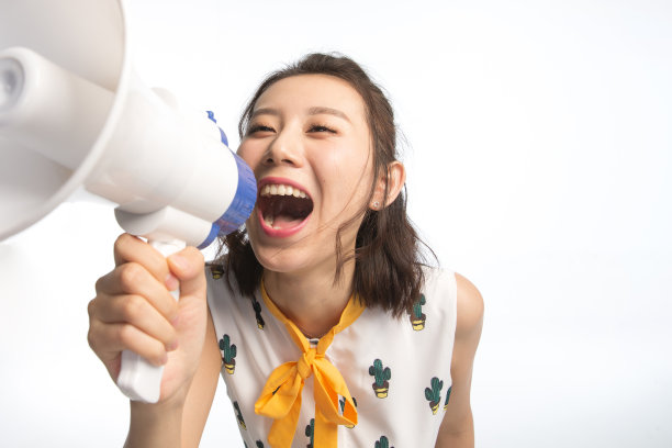 年轻女孩拿着话筒图片下载