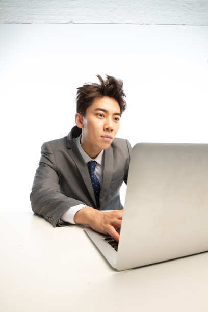 疲劳的商务青年男人图片下载