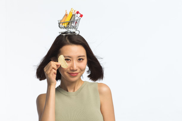 年轻女孩头顶购物车图片下载