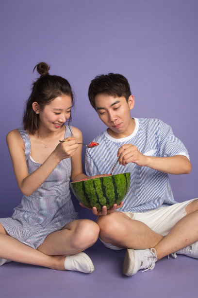 时尚青年男女吃西瓜图片下载