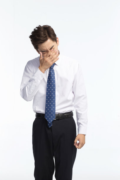 面部表情痛苦的青年男人图片下载