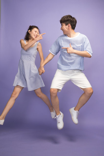 欢乐的青年情侣图片下载