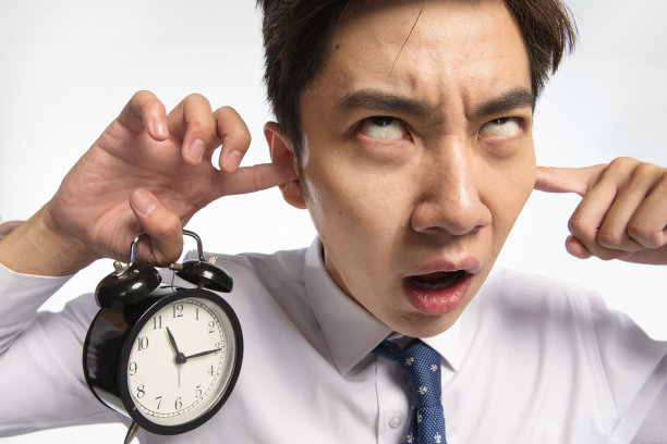 商务青年男人拿着闹钟图片下载