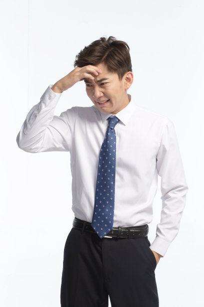 面部表情痛苦的青年男人图片下载