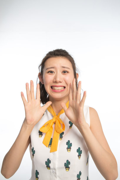 表情害怕的青年女人图片下载