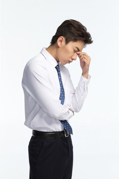 面部表情痛苦的青年男人图片下载