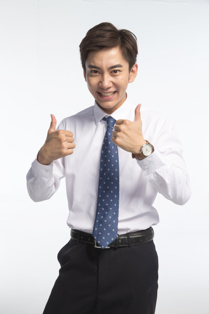 翘起大拇指的商务青年男人图片下载
