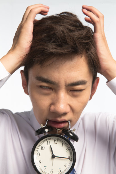 商务青年男人拿着闹钟图片下载