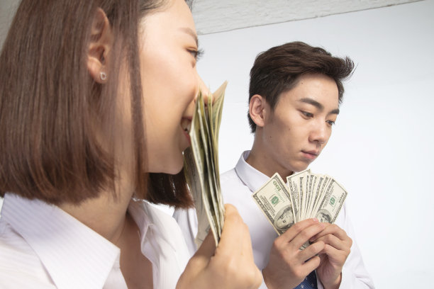 商务青年男女拿着美元图片下载