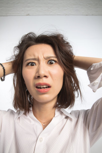 面部表情痛苦的青年女人图片下载