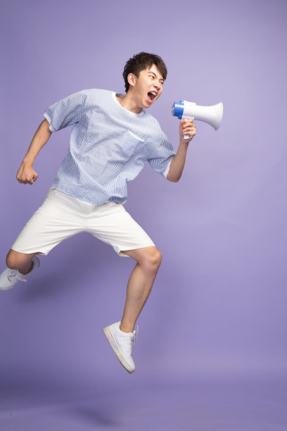 时尚青年男人拿着扩音器图片下载