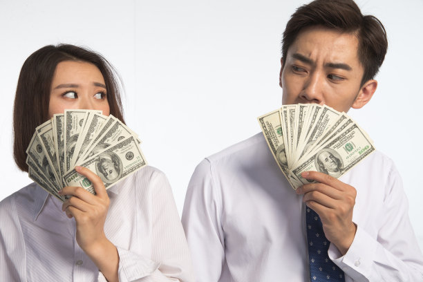 商务青年男女拿着美元图片下载