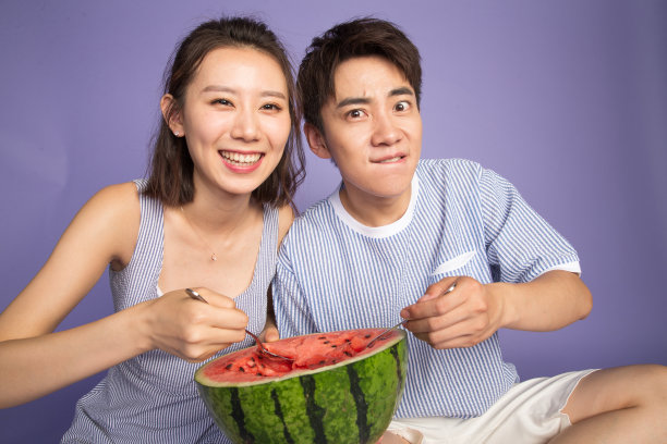 时尚青年男女吃西瓜图片下载