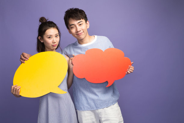 时尚青年男女拿着对话框图片下载