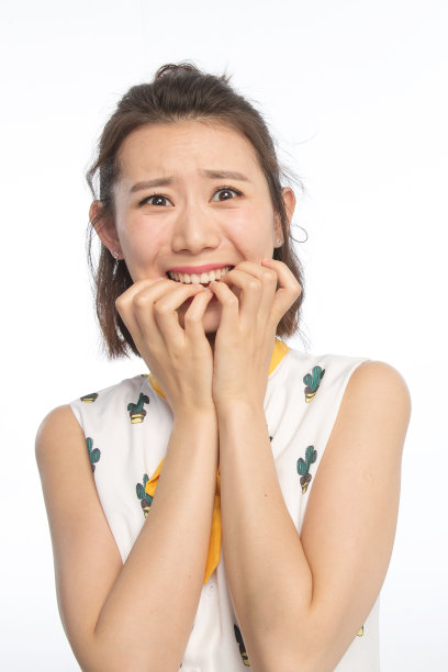 面部表情震惊的青年女人图片下载