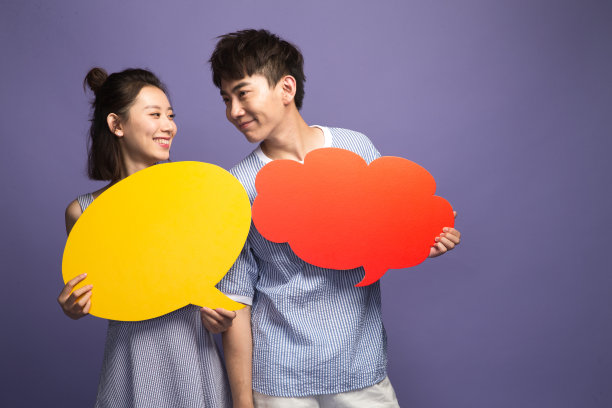 时尚青年男女拿着对话框图片下载