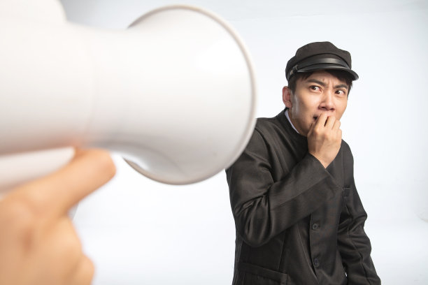 复古青年女人对着青年男人呼喊图片下载