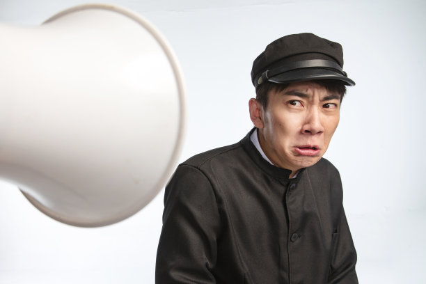 青年男人和扩音器图片下载